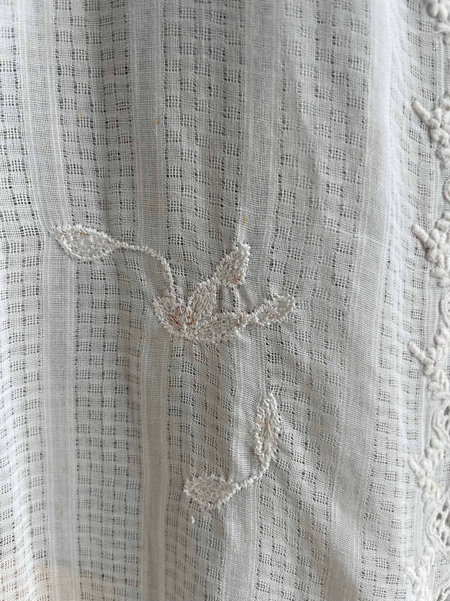 (XS) White Peranakan Encim Old Kebaya with Embroidery – Elegant Heritage Touch Kebaya Lawas Encim Peranakan Putih Bordir – Sentuhan Anggun Warisan Leluhur