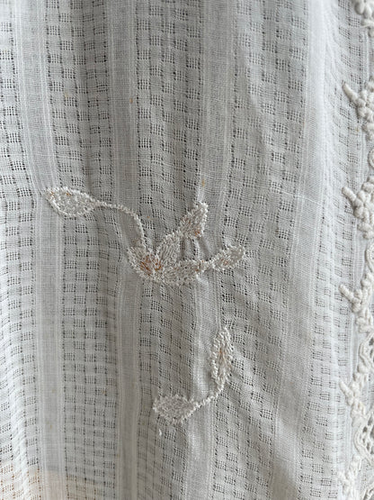 (XS) White Peranakan Encim Old Kebaya with Embroidery – Elegant Heritage Touch Kebaya Lawas Encim Peranakan Putih Bordir – Sentuhan Anggun Warisan Leluhur