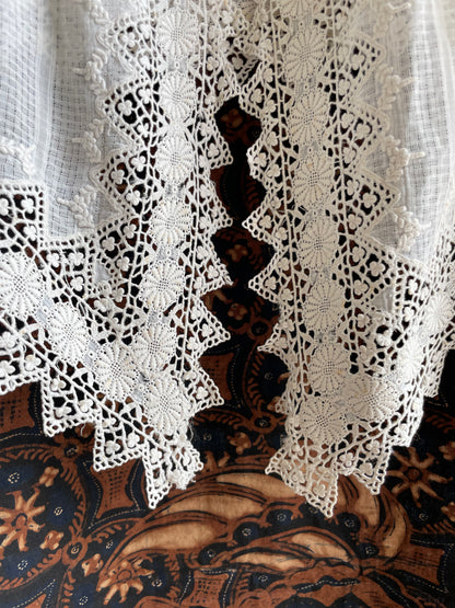 (XS) White Peranakan Encim Old Kebaya with Embroidery – Elegant Heritage Touch Kebaya Lawas Encim Peranakan Putih Bordir – Sentuhan Anggun Warisan Leluhur