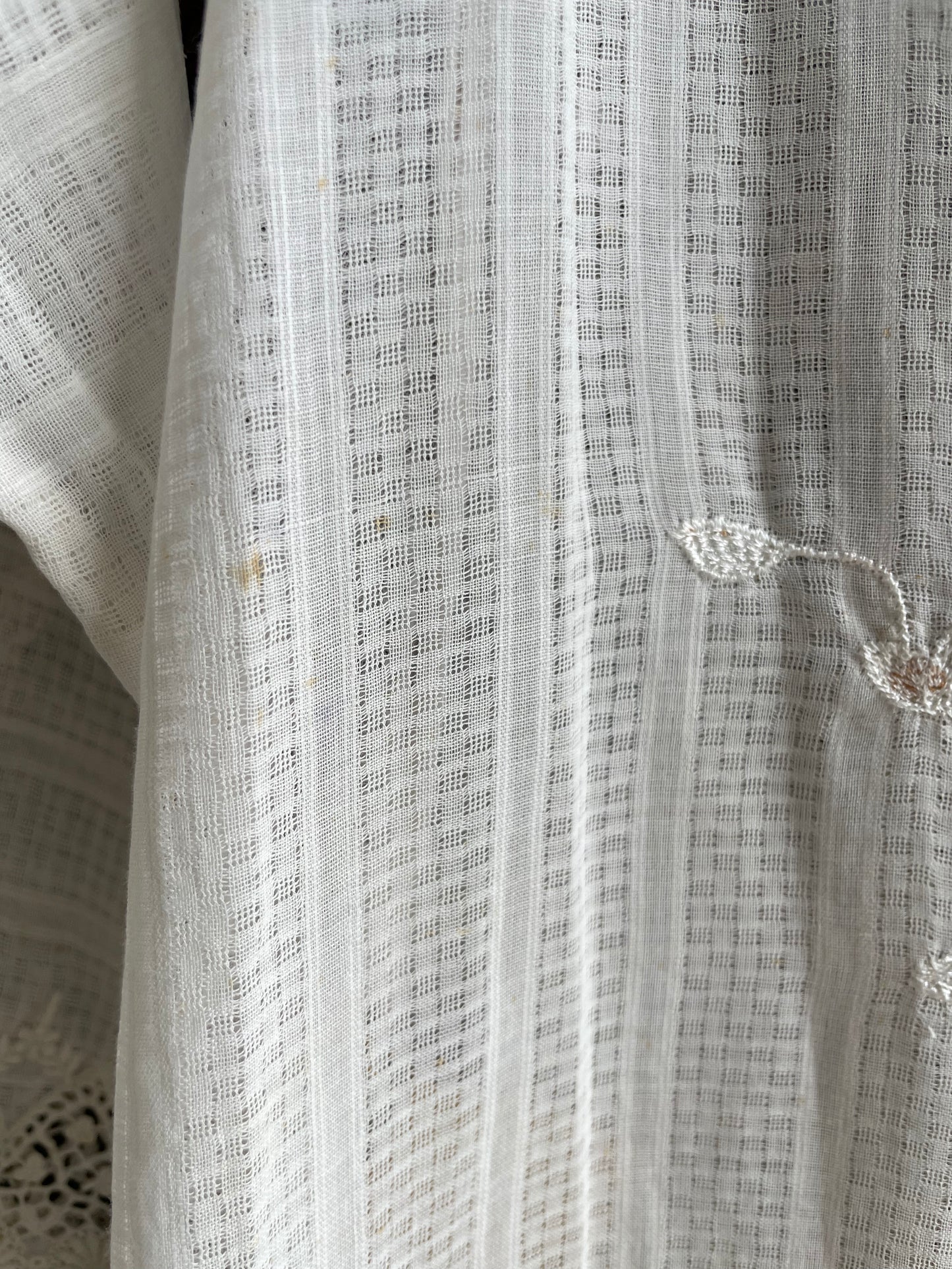 (XS) White Peranakan Encim Old Kebaya with Embroidery – Elegant Heritage Touch Kebaya Lawas Encim Peranakan Putih Bordir – Sentuhan Anggun Warisan Leluhur