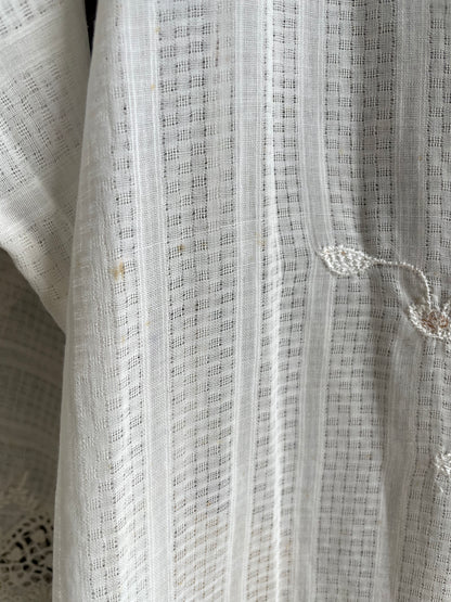 (XS) White Peranakan Encim Old Kebaya with Embroidery – Elegant Heritage Touch Kebaya Lawas Encim Peranakan Putih Bordir – Sentuhan Anggun Warisan Leluhur