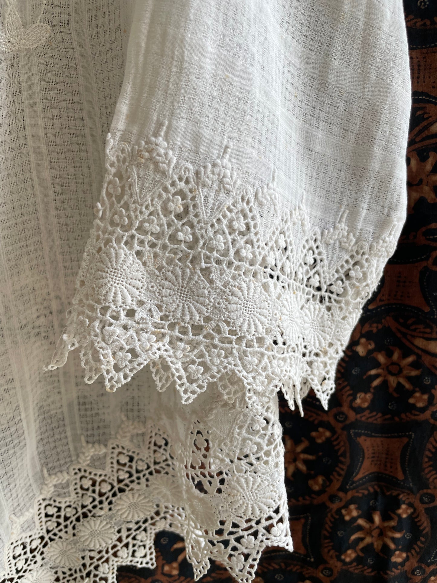 (XS) White Peranakan Encim Old Kebaya with Embroidery – Elegant Heritage Touch Kebaya Lawas Encim Peranakan Putih Bordir – Sentuhan Anggun Warisan Leluhur
