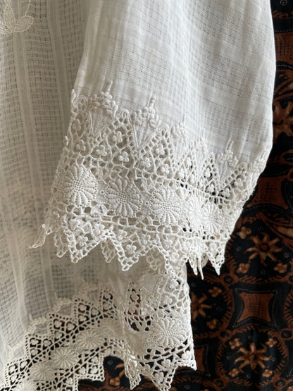 (XS) White Peranakan Encim Old Kebaya with Embroidery – Elegant Heritage Touch Kebaya Lawas Encim Peranakan Putih Bordir – Sentuhan Anggun Warisan Leluhur