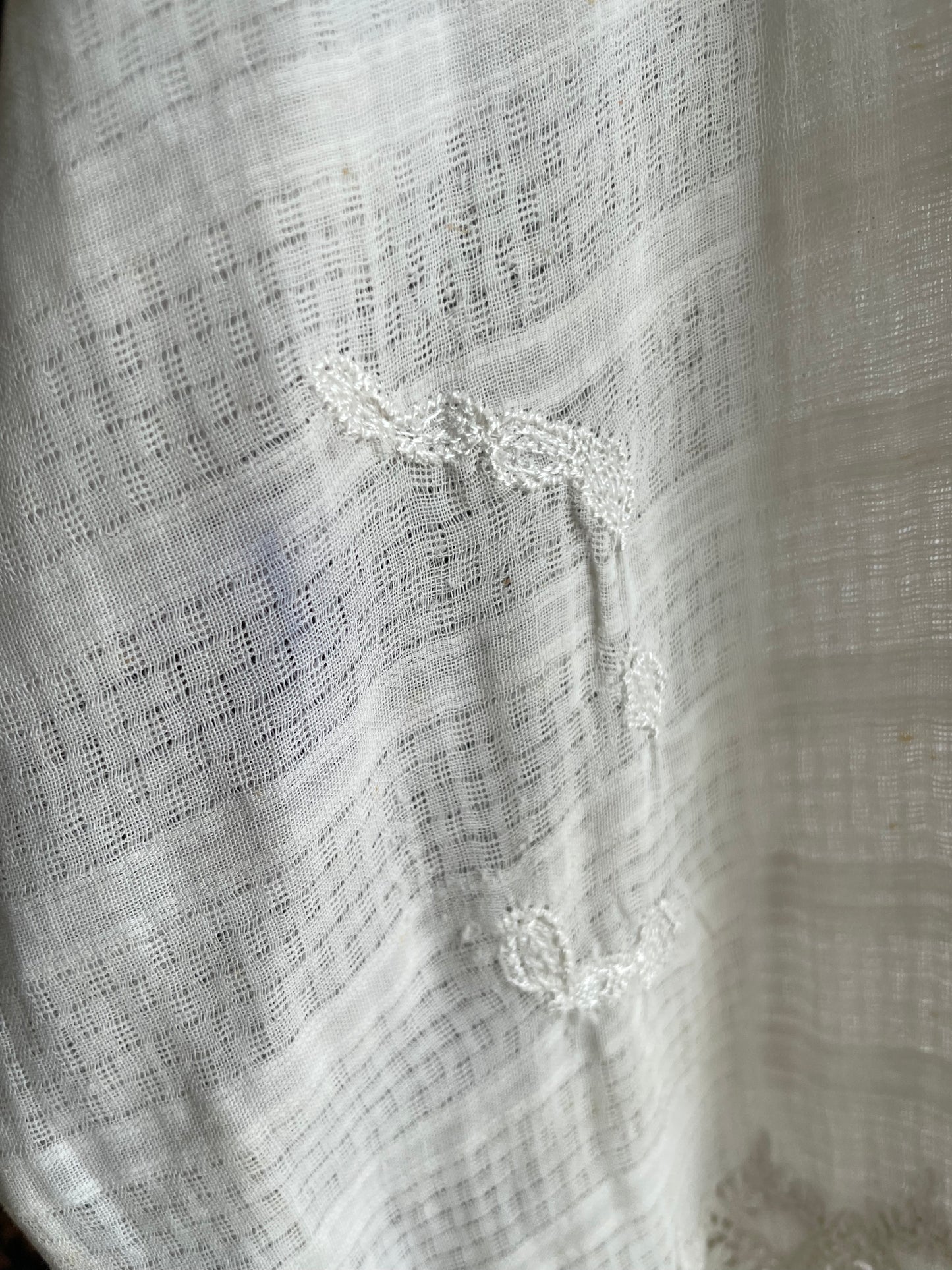 (XS) White Peranakan Encim Old Kebaya with Embroidery – Elegant Heritage Touch Kebaya Lawas Encim Peranakan Putih Bordir – Sentuhan Anggun Warisan Leluhur