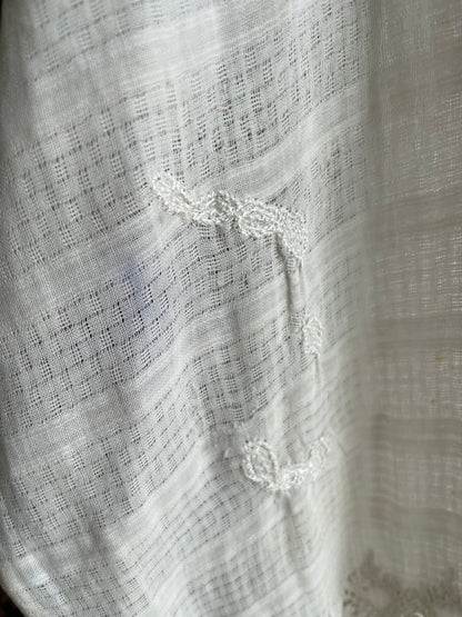 (XS) White Peranakan Encim Old Kebaya with Embroidery – Elegant Heritage Touch Kebaya Lawas Encim Peranakan Putih Bordir – Sentuhan Anggun Warisan Leluhur