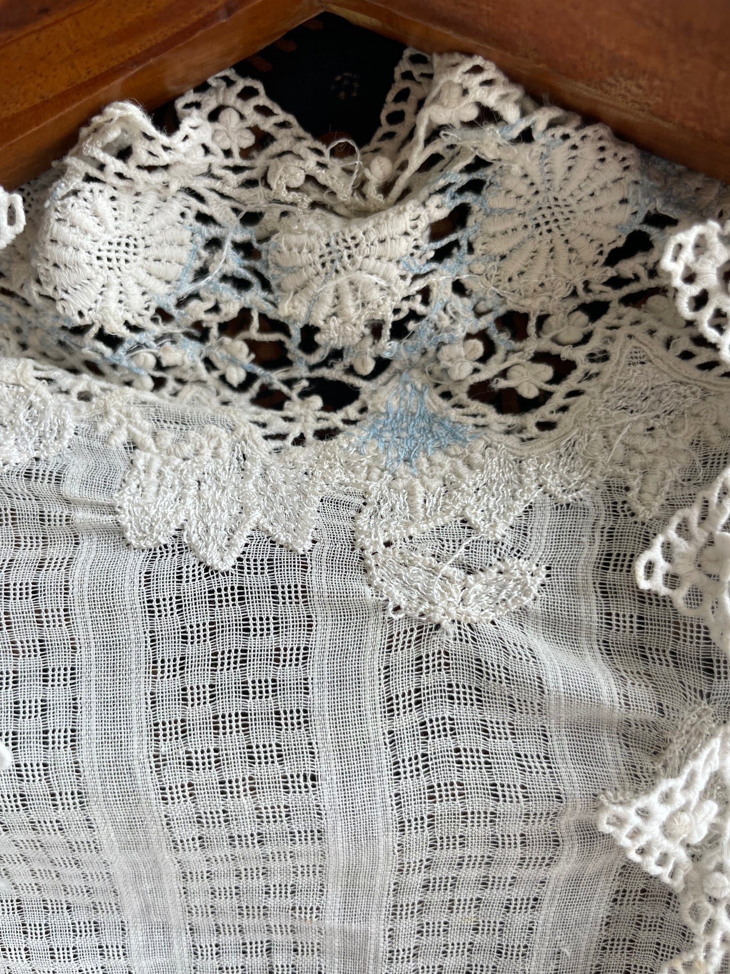(XS) White Peranakan Encim Old Kebaya with Embroidery – Elegant Heritage Touch Kebaya Lawas Encim Peranakan Putih Bordir – Sentuhan Anggun Warisan Leluhur