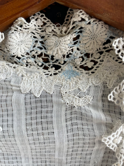 (XS) White Peranakan Encim Old Kebaya with Embroidery – Elegant Heritage Touch Kebaya Lawas Encim Peranakan Putih Bordir – Sentuhan Anggun Warisan Leluhur