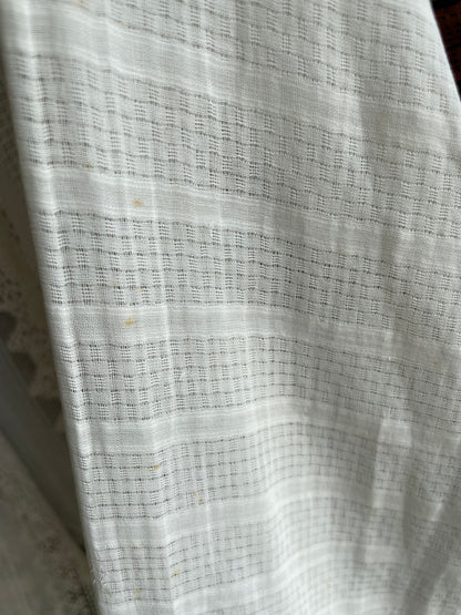(XS) White Peranakan Encim Old Kebaya with Embroidery – Elegant Heritage Touch Kebaya Lawas Encim Peranakan Putih Bordir – Sentuhan Anggun Warisan Leluhur