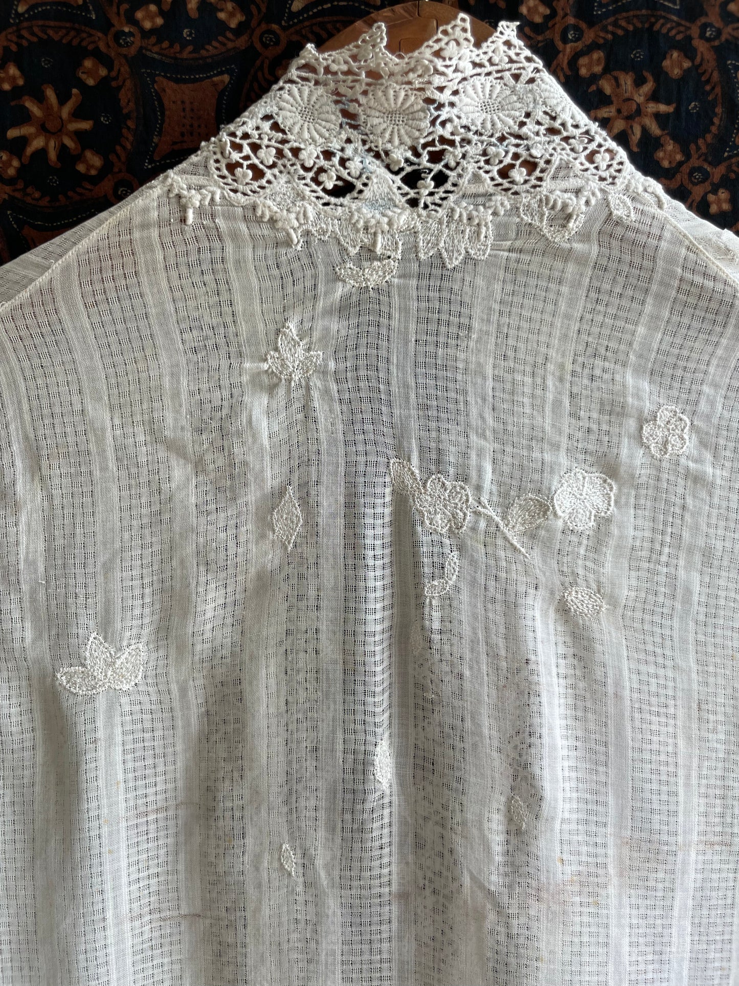(XS) White Peranakan Encim Old Kebaya with Embroidery – Elegant Heritage Touch Kebaya Lawas Encim Peranakan Putih Bordir – Sentuhan Anggun Warisan Leluhur