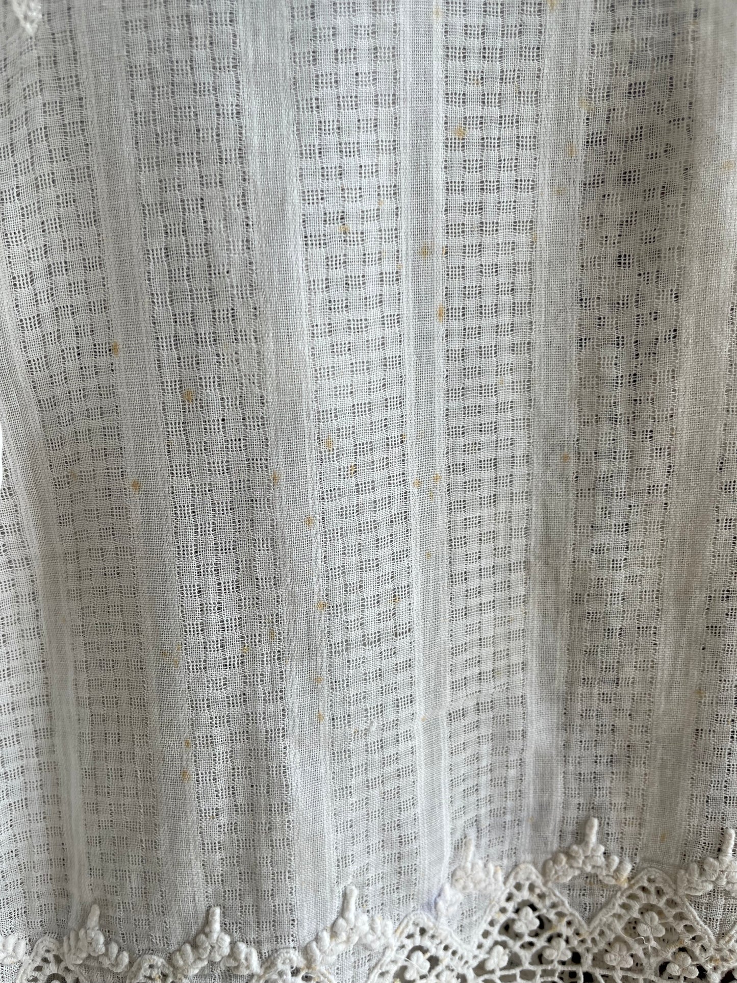 (XS) White Peranakan Encim Old Kebaya with Embroidery – Elegant Heritage Touch Kebaya Lawas Encim Peranakan Putih Bordir – Sentuhan Anggun Warisan Leluhur