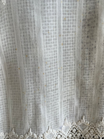 (XS) White Peranakan Encim Old Kebaya with Embroidery – Elegant Heritage Touch Kebaya Lawas Encim Peranakan Putih Bordir – Sentuhan Anggun Warisan Leluhur
