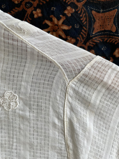 (XS) White Peranakan Encim Old Kebaya with Embroidery – Elegant Heritage Touch Kebaya Lawas Encim Peranakan Putih Bordir – Sentuhan Anggun Warisan Leluhur