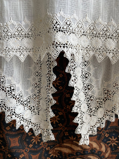 (XS) White Peranakan Encim Old Kebaya with Embroidery – Elegant Heritage Touch Kebaya Lawas Encim Peranakan Putih Bordir – Sentuhan Anggun Warisan Leluhur
