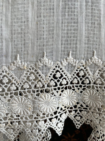 (XS) White Peranakan Encim Old Kebaya with Embroidery – Elegant Heritage Touch Kebaya Lawas Encim Peranakan Putih Bordir – Sentuhan Anggun Warisan Leluhur
