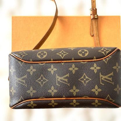 L O U I S V U I T T O N Vintage Monogram Blois Shoulder Bag M51221