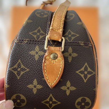 L O U I S V U I T T O N Vintage Monogram Blois Shoulder Bag M51221