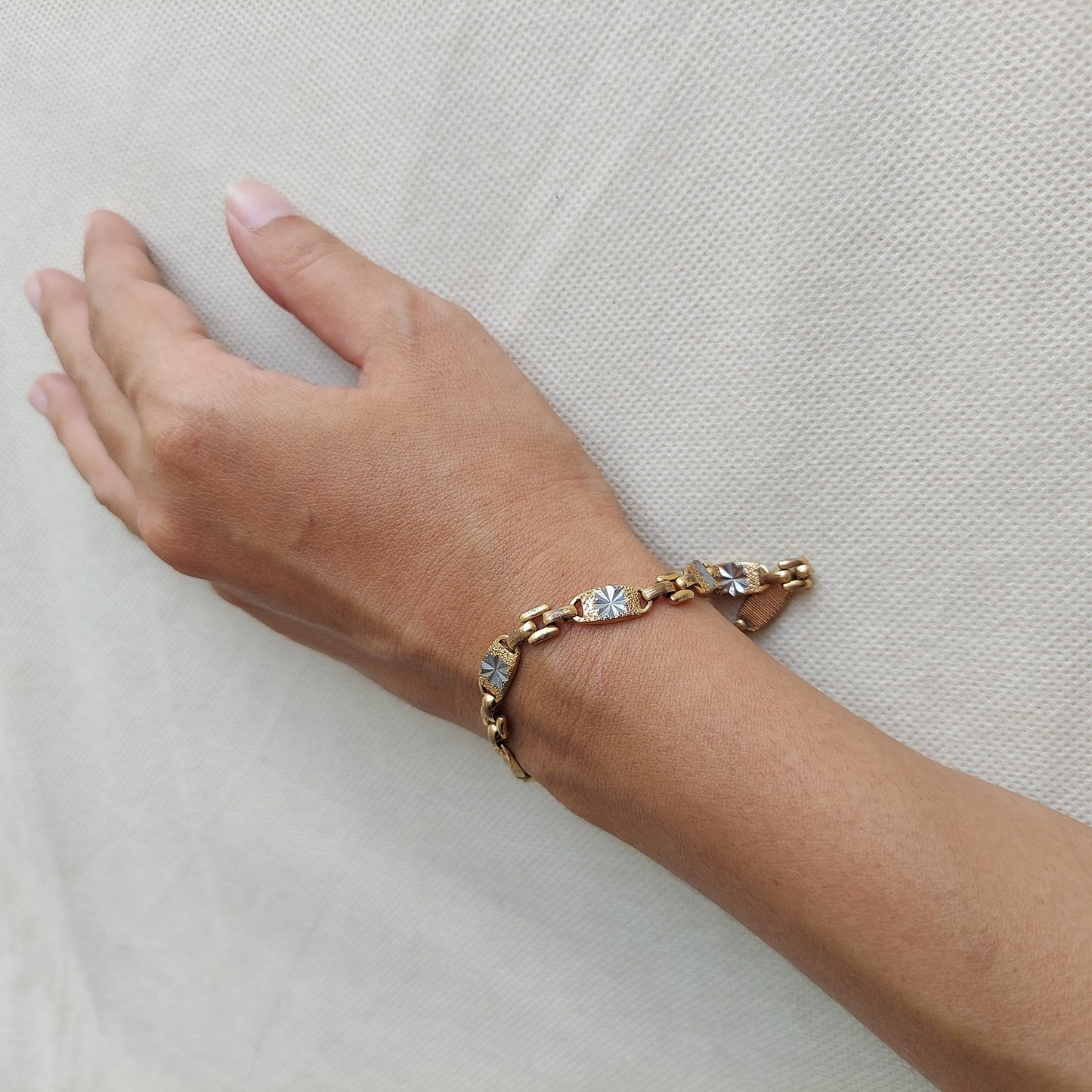 Oval Chain Bracelet with Silver Star Motifs