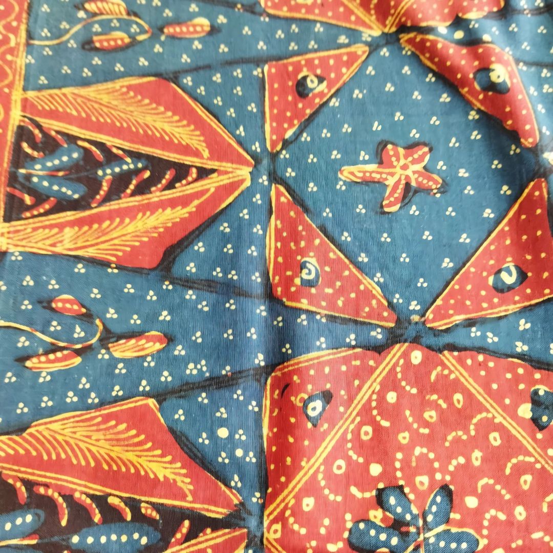 Vintage Goan Saroong With Cecek Background
