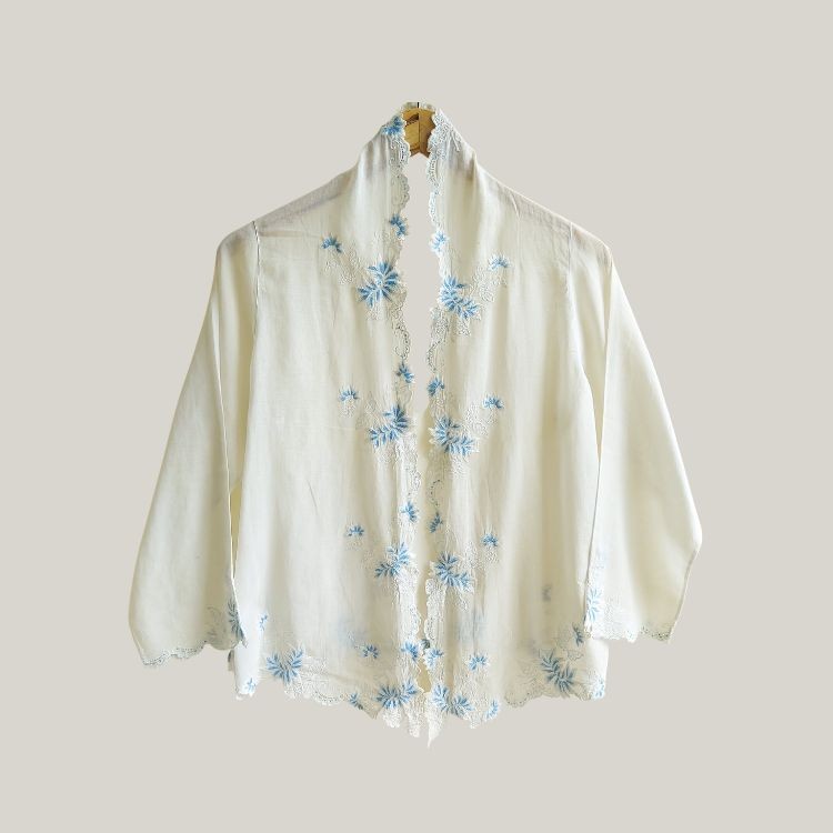 (L) Vintage White Blue Embroidery Encim Kebaya